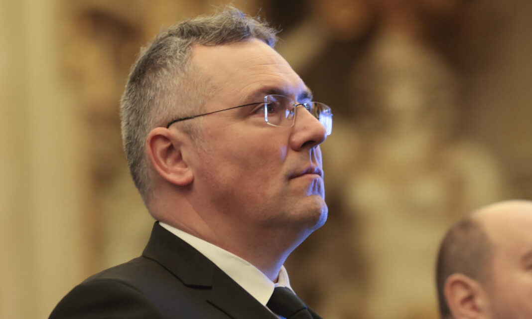 Procurorul CSM Claudiu Sandu ridiculizează un sondaj triumfalist prezentat de CSM care indică mulțumirea cetățenilor față de justiție: ”Înainte de 1989 datele erau falsificate in fiecare an pentru a arata satisfacția omului socialist”