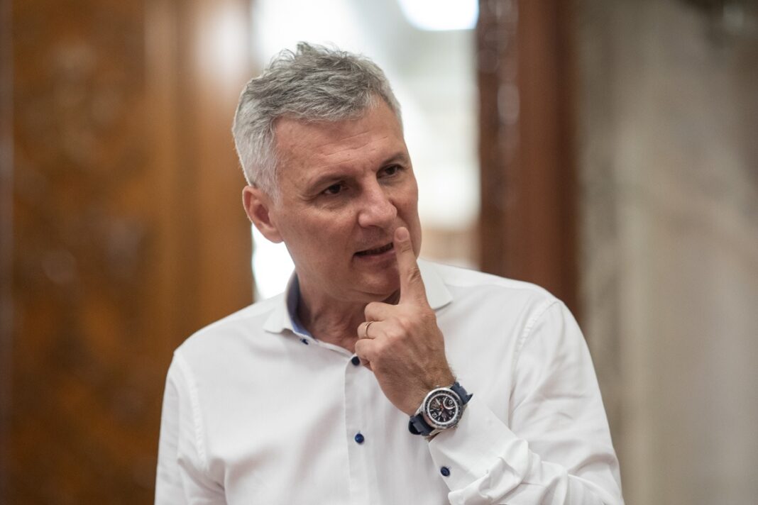 Programul de guvernare include listări de companii de stat, deși Daniel Zamfir (PSD), propus ministru al Economiei, a inițiat o lege care interzice vânzarea activelor statului