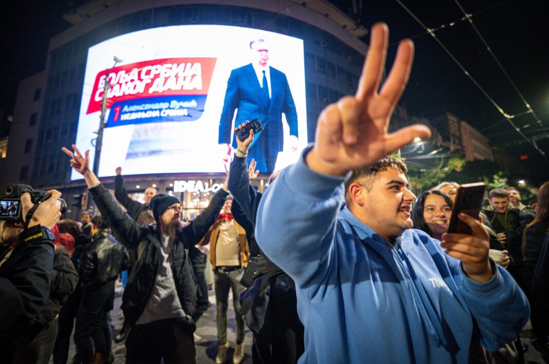 Protestatarii sârbi au pătruns în forţă într-o televiziune care îl susţine pe fostul preşedinte Vucic și au cerut arestarea editorului