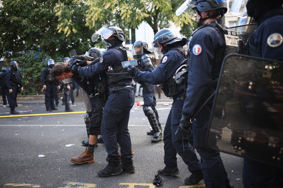 Protestele elevilor din Franța iau amploare. Marșuri neautorizate și 61 de arestări la Paris, incidente la Lyon și Marsilia