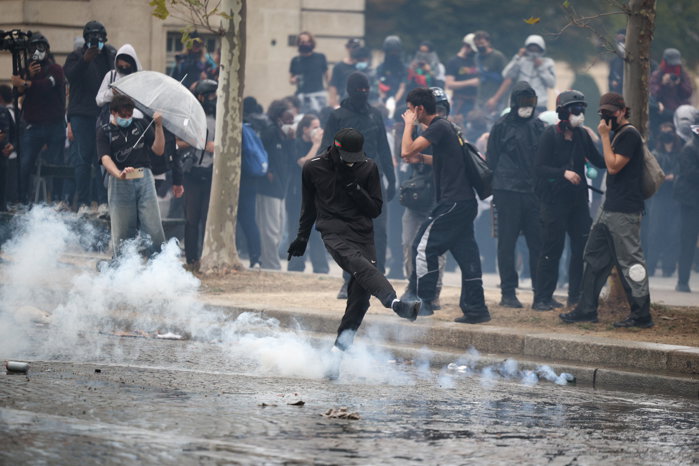 Protestele uriaşe din Franţa au degenerat. Violenţe, sute de arestări şi 800.000 de oameni în stradă. La Paris, amploarea distrugerilor este considerabilă, după ce străgi întregi au fost devastate