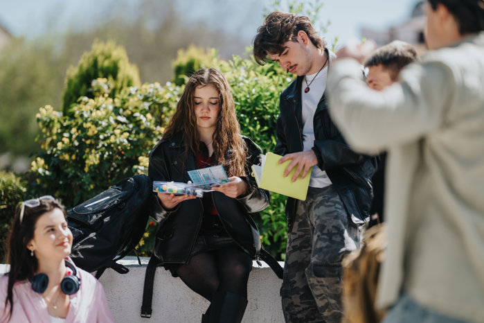 Răspunsurile sunt la un click distanţă: nouă din zece adolescenţi spun că folosesc inteligenţa artificială în scopuri creative sau pentru studii cel puţin o dată pe lună