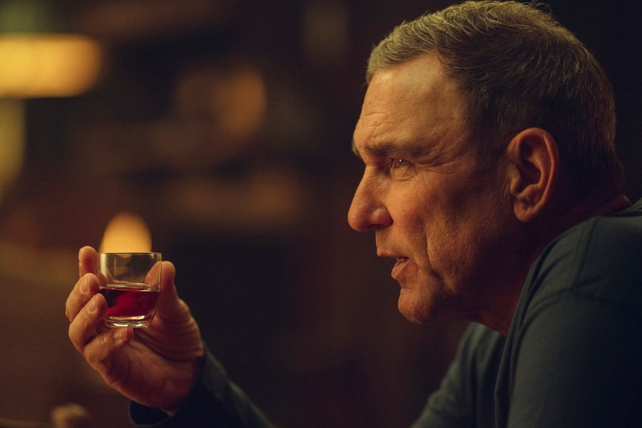 Ray Winstone, Giancarlo Esposito și Vinnie Jones, despre codul onoarei în serialul lui Guy Ritchie: „Trăiesc după sabie, mor de sabie“