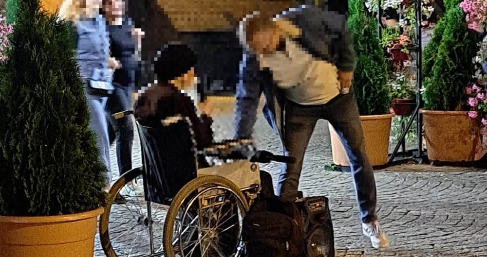 Record la cerșit de Sfânta Parascheva: peste 9.000 de lei adunați în 8 ore de un bărbat care conducea Lexus