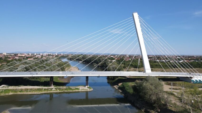 Reparații la doar nouă luni de la inaugurare / Problemele continuă la podul hobanat din Arad / S-a desprins tartanul de pe trotuare și pista de biciclete 