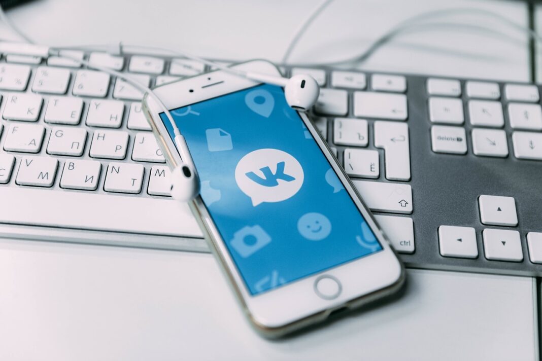 Rețeaua VKontakte, un facebook al Rusiei, întreruperi masive de funcționare după ce dronele ucrainene au lovit un mare centru de date în Sankt Petersburg. Parte din orașul natal al lui Putin a rămas fără energie electrică