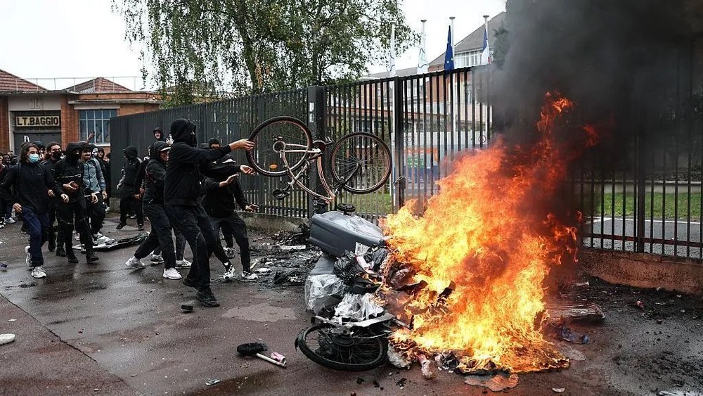 „Revoluția Elevilor” din Franța. Un licean explică pentru „Le Monde” de ce au ieșit tinerii în stradă: „Vrem să fim auziți, luați în considerare și respectați”