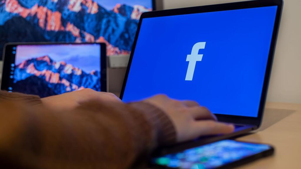 RFI: Când Facebook joacă teatru: o sută de profiluri, aceleași replici