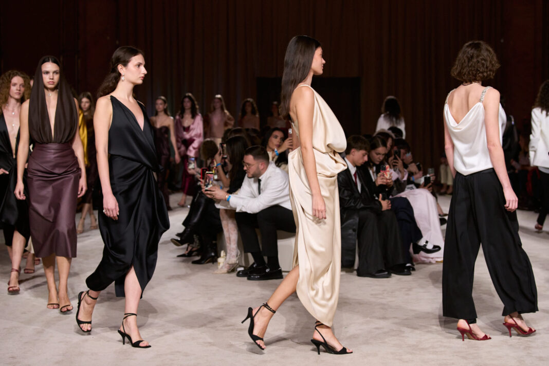Rhea Costa primăvară-vară 2027 la Mercedes-Benz Bucharest Fashion Week: O colecție care pune feminitatea în prim-plan