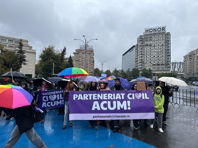 România riscă amenzi de până la 1 milion de euro pe zi, din cauză că nu se adoptă parteneriatul civil. Apel pentru politicieni, din Piața Victoriei: „Este o problemă de viață și de moarte”