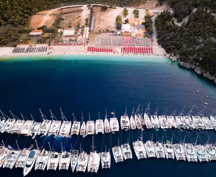 Românii au scris istorie în Grecia. Au intrat în Cartea Recordurilor cu cea mai mare lecție de teorie nautică din lume, la care au luat parte 632 de navigatori