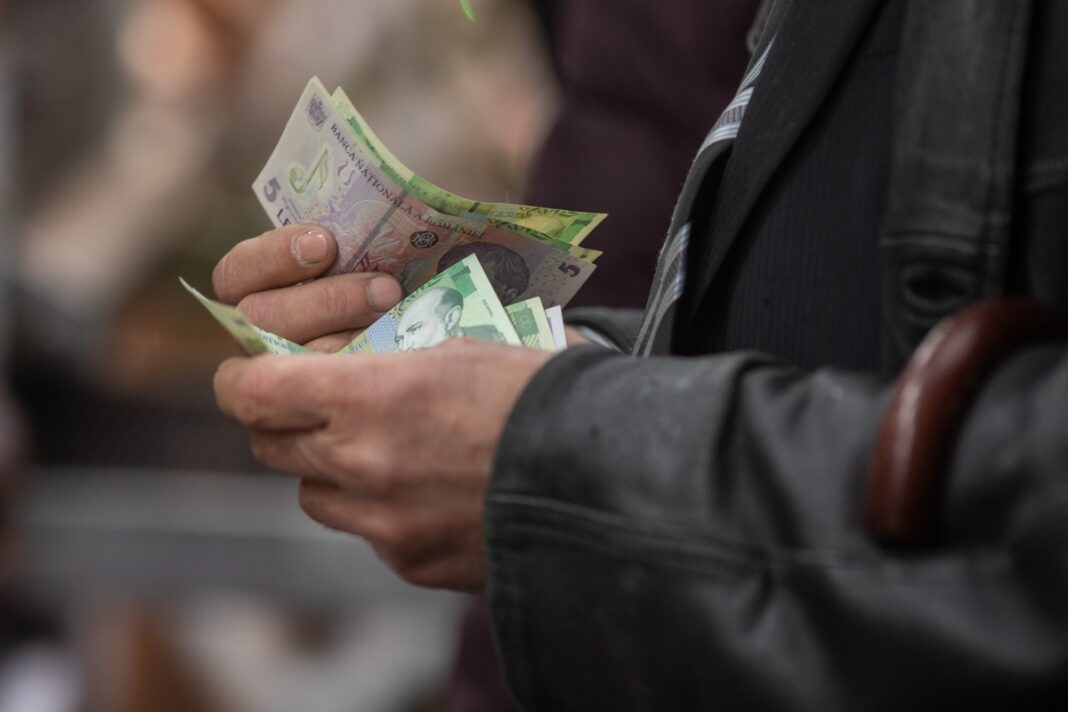 Românii pot să economisească pentru pensie prin investiții pe bursă și să-și controleze singuri banii, pe modelul sistemului american 401(k). Nicușor Dan a promulgat legea