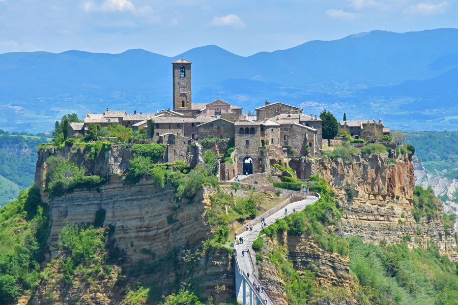 Satul spectaculos din Italia care moare puțin câte puțin. Are doar 14 locuitori, dar atrage 500.000 de turiști pe an