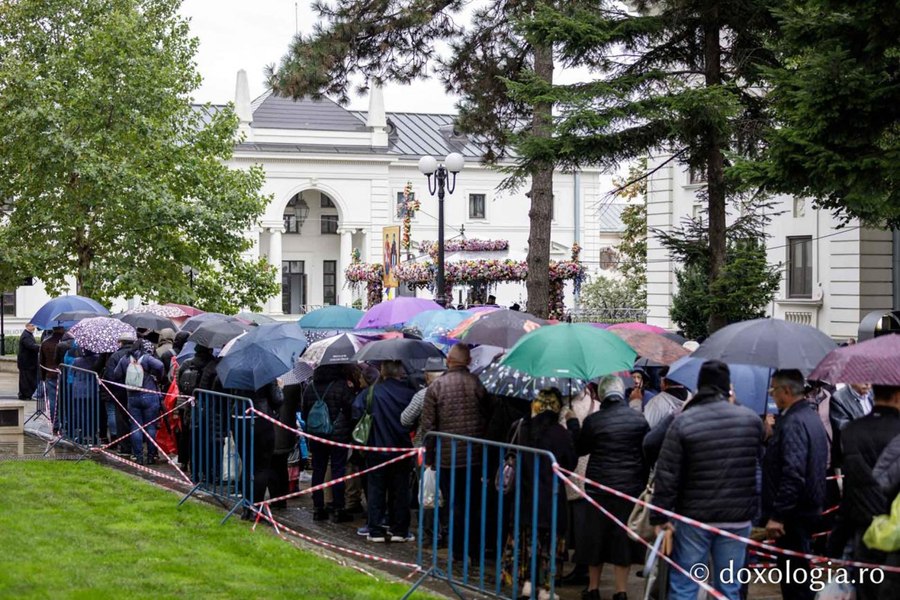 Scandal la moaștele Sfintei Parascheva. Patru persoane au încercat să sară peste rând și au fost amendate