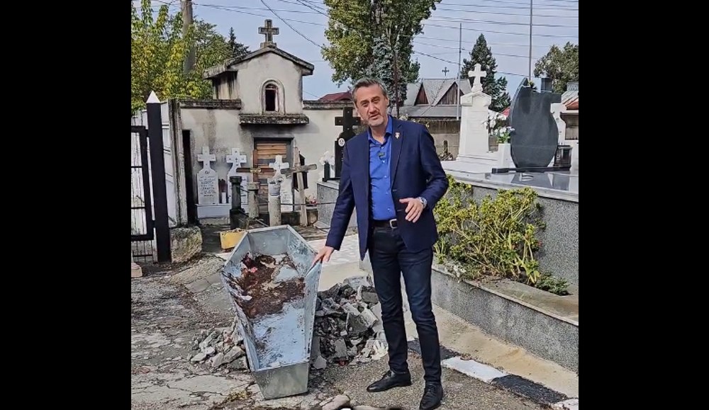 Scandalul gropilor comune din Slatina. Primarul susține că Poliția i-a cerut să arunce o posibilă probă: „Mi-a spus să aruncăm la gunoi acest sicriu”
