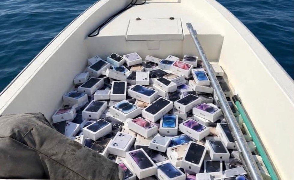 Scene halucinante în Strâmtoarea Ormuz. Iranienii pescuiesc iPhone-uri și parfumuri de lux provenite de la o navă comercială scufundată