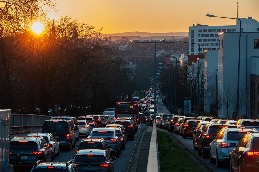 „Școala e la 900 de metri, dar elevii sunt aduși cu mașina”. Revolta bucureștenilor supărați pe părinții care blochează traficul