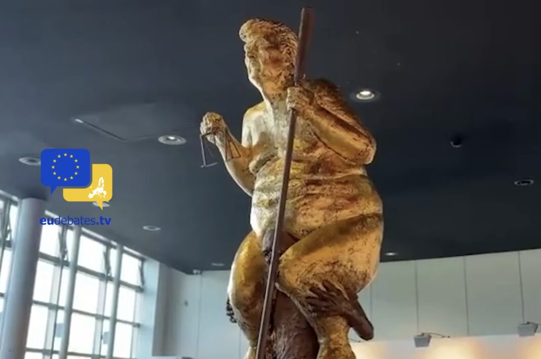 Sculptura nudă care-l satirizează pe Trump îl deranjează pe premierul slovac Fico: „Un semn al declinului UE” /  „The Orange Plague” a fost expusă la Parlamentul European în urma unei invitații a europarlamentarului danez Per Clausen