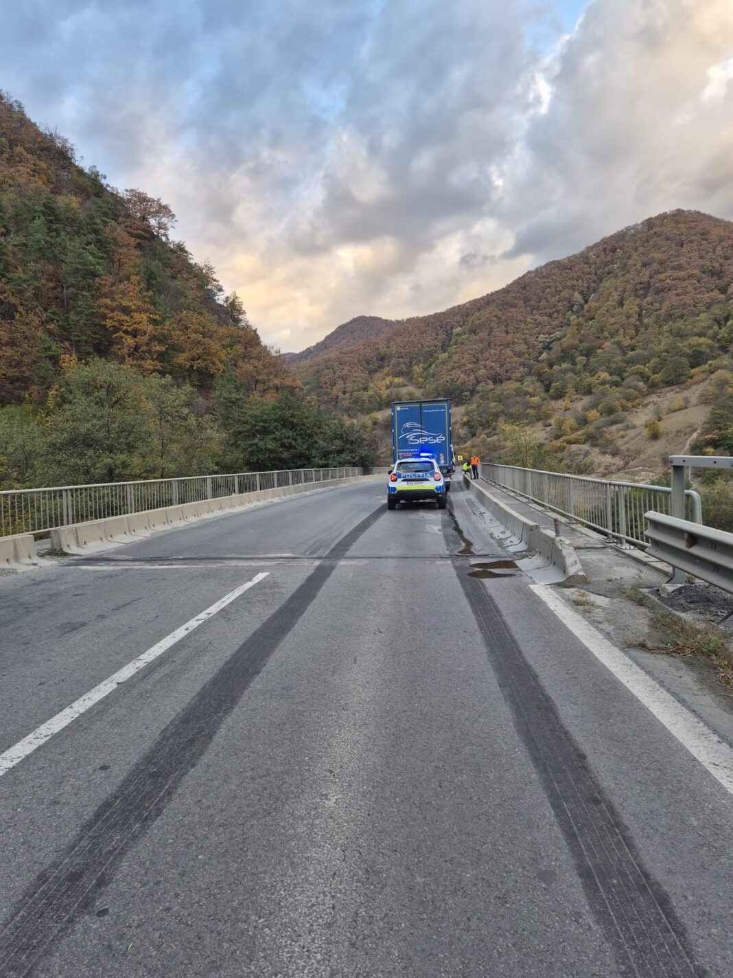 Se circulă pe un singur sens pe Valea Oltului / Un tir a lovit un parapet pe viaductul din Câineni