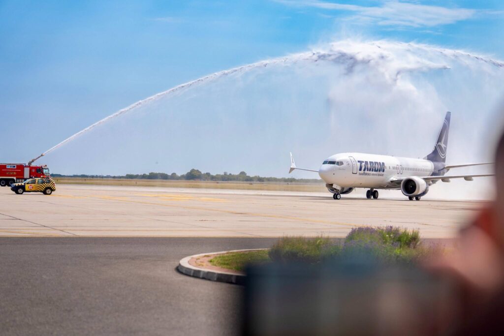 Sindicatul companiei de stat TAROM acuză tocmai statul român că finanțează expansiunea Wizz Air din bugetele locale, în timp ce activitatea TAROM ar fi blocată de restricții drastice