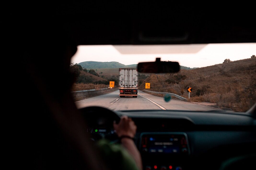 Șofer prins cu 207 km/h în Timiș, pe un drum cu limita de 70 km/h. Amendă de 4.325 de lei și permis suspendat pentru 120 de zile