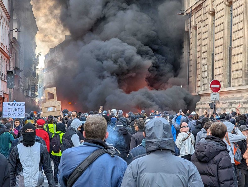 Spre deosebire de Franța, în România protestează doar patronii. În schimb, o mare parte a populației vrea și mai multă austeritate
