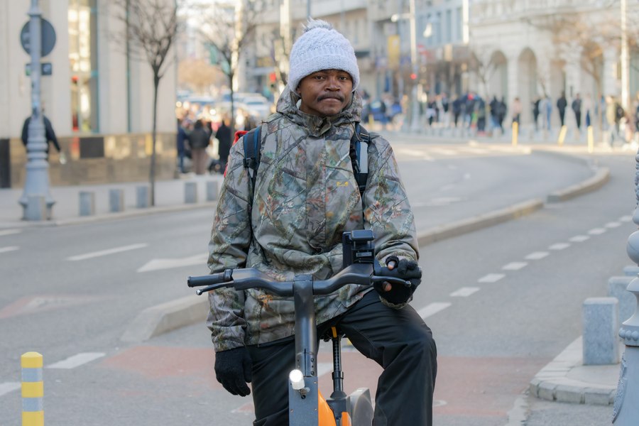 Statul aduce muncitori din Asia, în timp ce tinerii români spun că nu găsesc joburi plătite suficient. Explicația unui sociolog