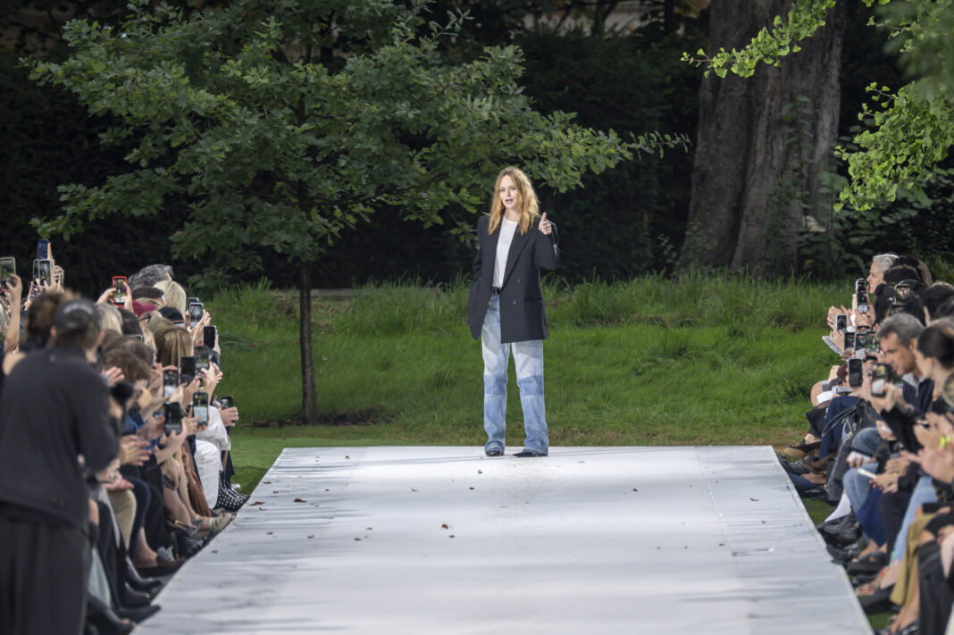 Stella McCartney primăvară-vară 2027 la Paris Fashion Week: Moda sustenabilă nu mai trebuie să arate ca un compromis