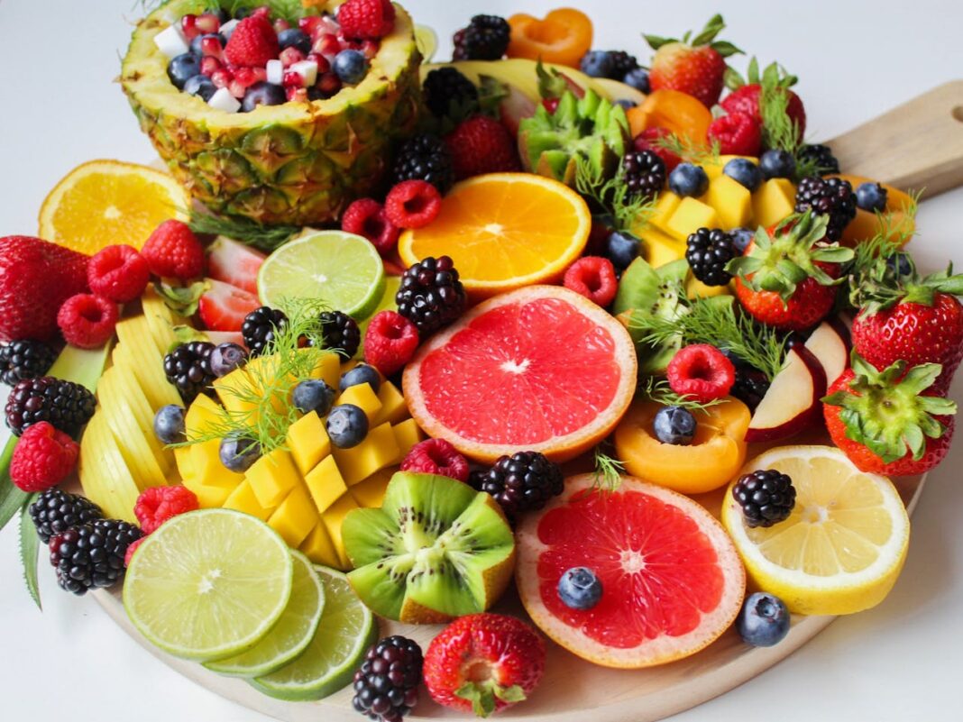 STUDIU: Consumul de fructe întregi, asociat cu o sănătate cardiovasculară mai bună