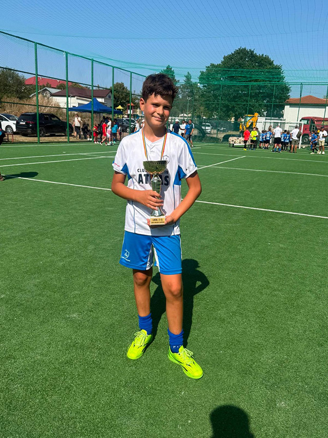 #superstories. Business sportiv. Pariul ZF pe viitorii campioni. Luca  Dabuleanu, 10 ani, fotbal:  Fotbalul m-a modelat ca persoană, învăţându-mă disciplina şi spiritul de echipă. M-a ajutat să devin un copil mai responsabil