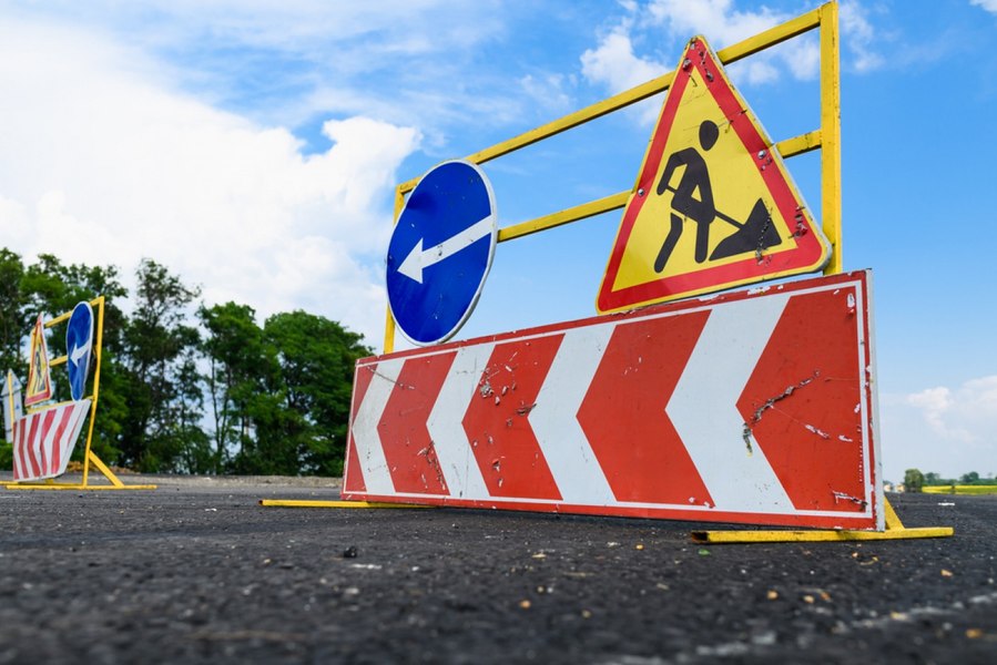 Surpare pe un bulevard aglemerat din București. Circulația mașinilor a fost restricționată