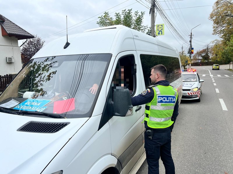 Surpriză neplăcută pentru 19 elevi și două profesoare, plecați în excursie în Neamț. Şoferul microbuzului era băut