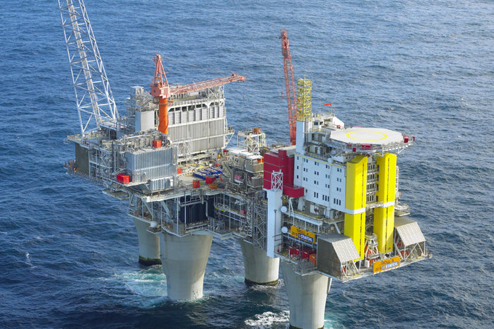 Surprize în energie. Gigantul american Carlyle a decis să vândă exploatarea de gaz din Marea Neagră unei firme olandeze, Mazarine Energy, care este asociată cu Gazprom în producţia de gaze. Carlyle a investit 400 mil. dolari şi a obţinut profituri nete de 500 mil. dolari până acum