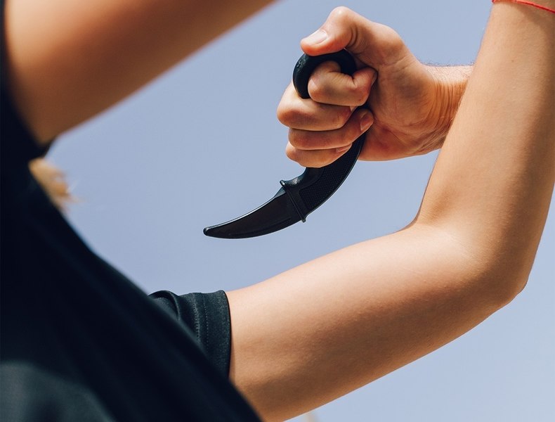 Tânăr ameninţat cu cuţitul într-un mall din Cluj de un copil de 12 ani căruia a refuzat să-i dea 5 lei pomană