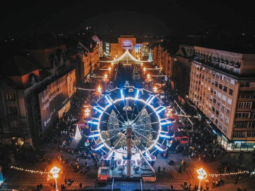 Târgul de Crăciun din Timișoara: brad de 20 de metri, patinoar-circuit și pian suspendat / Se deschide în 28 noiembrie cu „Christmas Rock Trilogy”