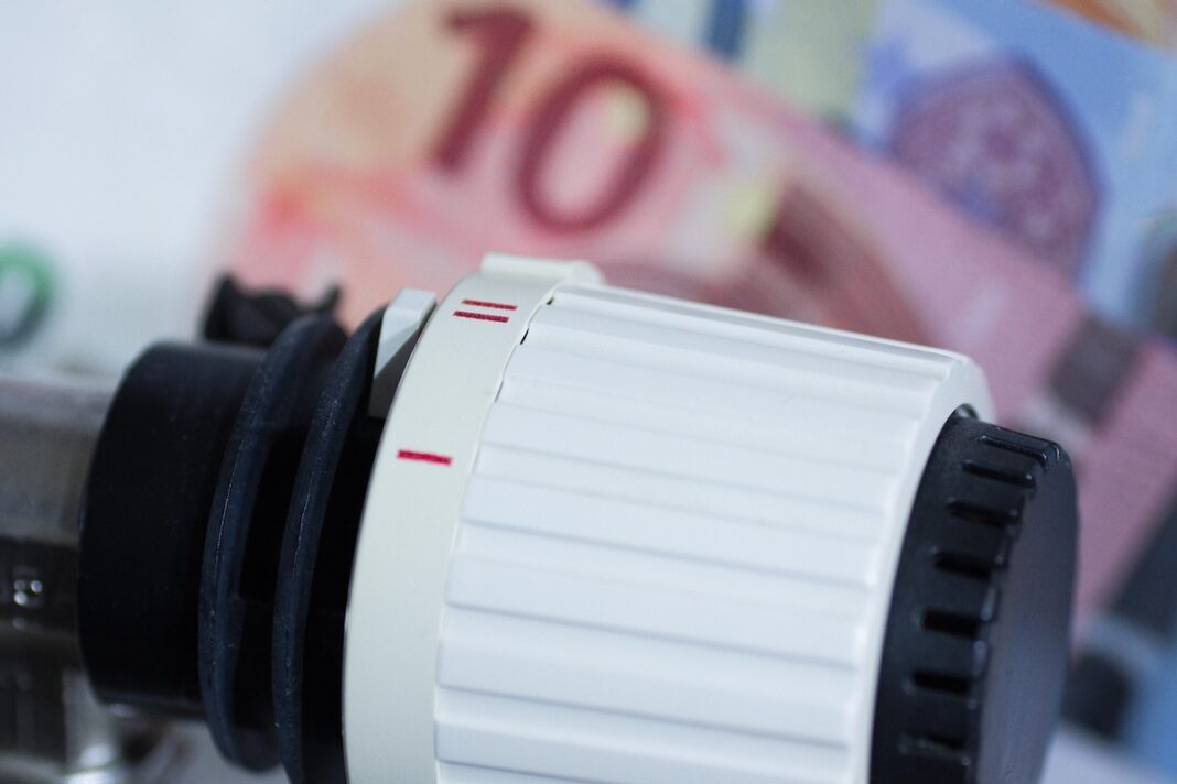 Teama de facturi ține caloriferele reci la Iași / Ieșenii îndură temperaturi sub 10 grade în așteptarea subvențiilor / ”Anul trecut, în septembrie, au fost solicitări și s-a livrat agent termic”