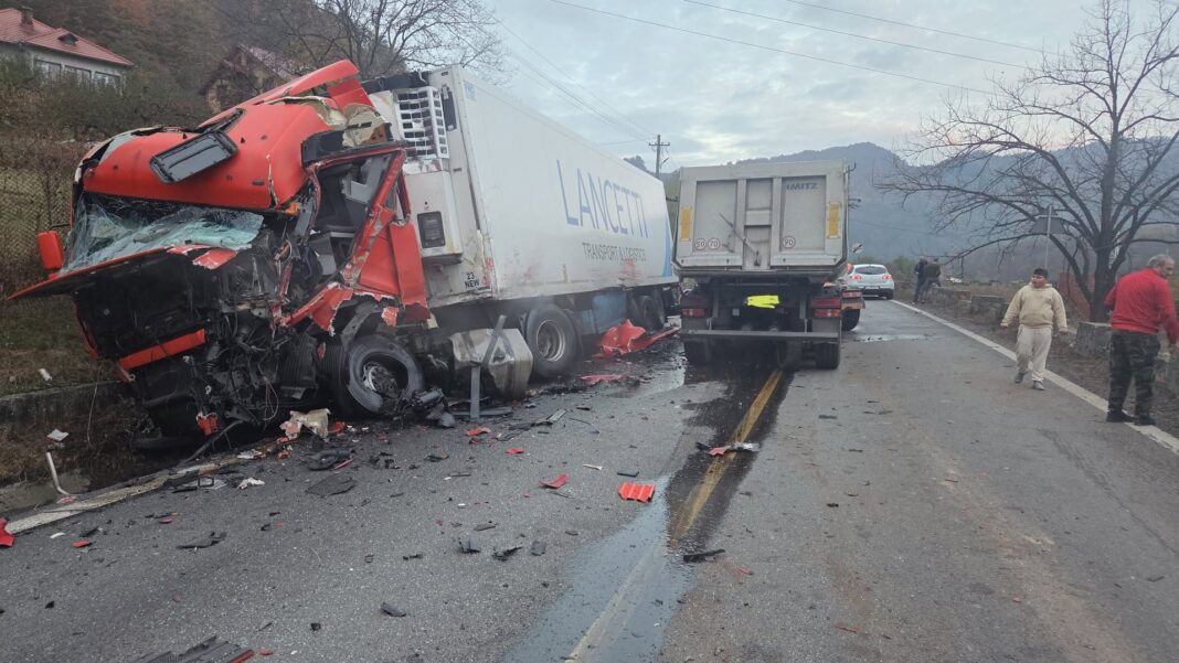 Trafic blocat pe Valea Oltului, în Brezoi / Accident cu două autocamioane și un autoturism implicate / De dimineață au murit două femei într-un alt accident, în Lazaret