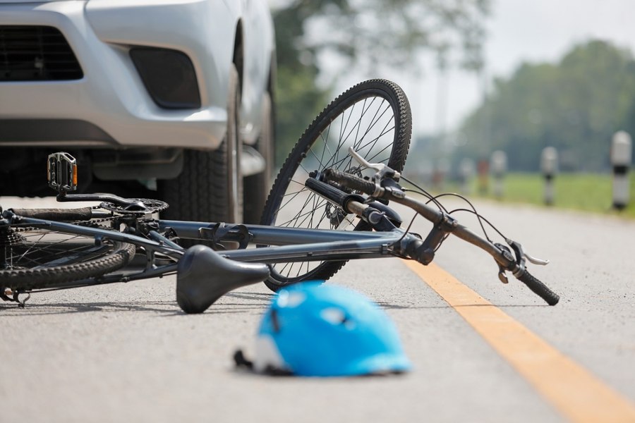 Un copil de 11 ani a murit după ce a căzut de pe bicicletă în Alba. Polițiștii au deschis un dosar penal