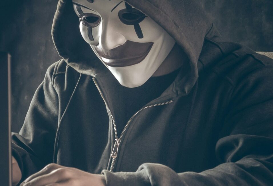 Un hacker a spart peste 100 de site-uri cu 5000 de dolari și inteligența artificială