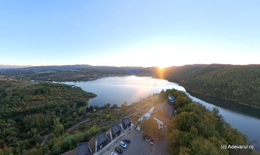Un lac superb din vestul României își recapătă strălucirea. Cum îl readuce la viață o șosea spectaculoasă, modernizată după decenii