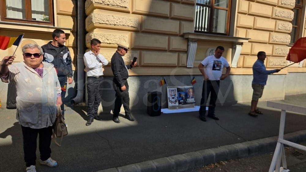 Un protest pro-Călin Georgescu la Satu Mare, transformat în petrecere. Manelele au răsunat din boxă în fața Tribunalului