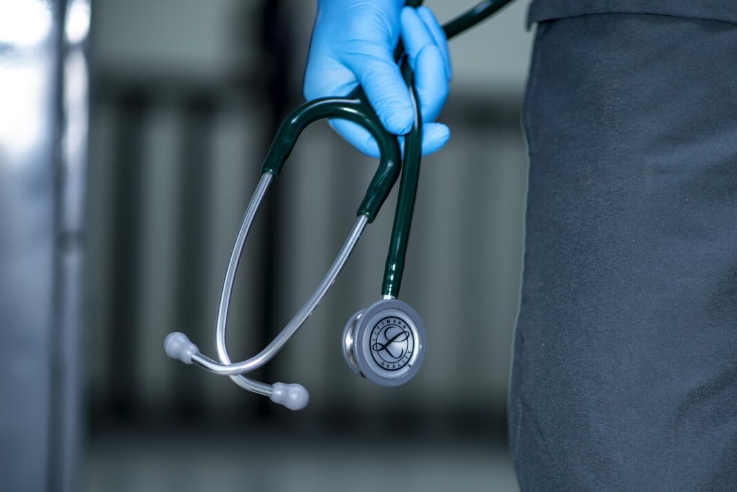 Un tânăr ar fi profesat ca medic în Ilfov timp de 3 ani, fără acte / La percheziții, anchetatorii au ridicat peste 300.000 de lei, despre care există suspiciunea că ar proveni din activitatea infracțională