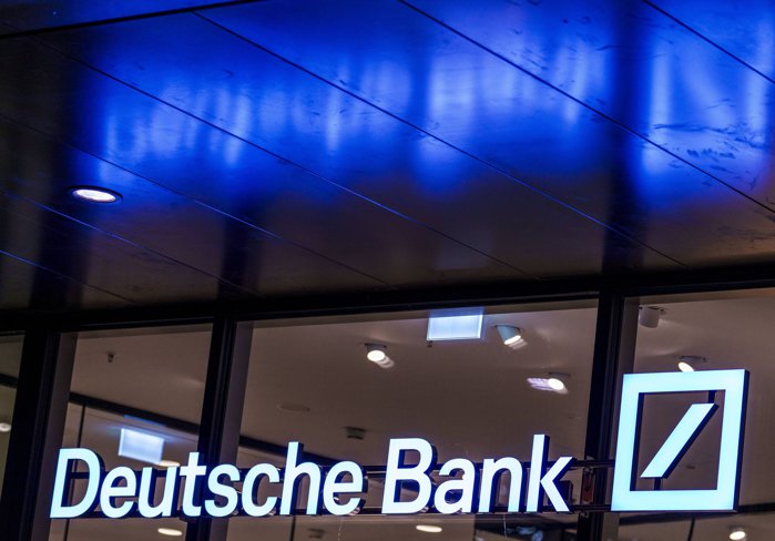 Un trimestru fantastic pentru marile bănci europene, care raportează profituri de miliarde de euro. HSBC (8,6 mld. euro), BNP Paribas (3,5 mld. euro), UBS (2,4 mld. euro) şi Deutsche Bank (1,9 mld. euro) depăşesc aşteptările analiştilor, în ciuda turbulenţelor de pe pieţe