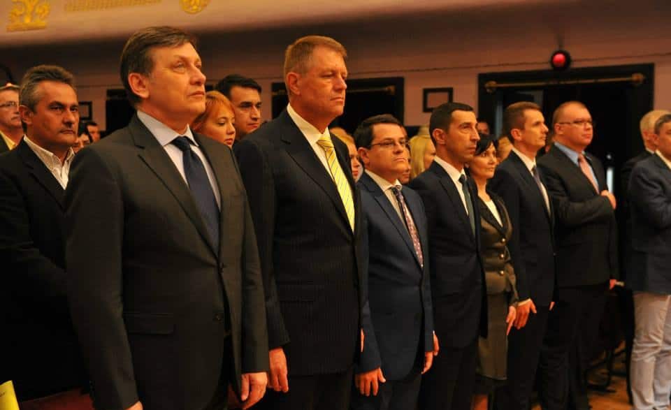 USR acuză coaliția informală PSD-AUR că a blocat un proiect care le interzice politicienilor să-și rezerve posturile de profesor pe durată nelimitată / Fostul președinte Iohannis și-a blocat 27 de ani postul de profesor de fizică
