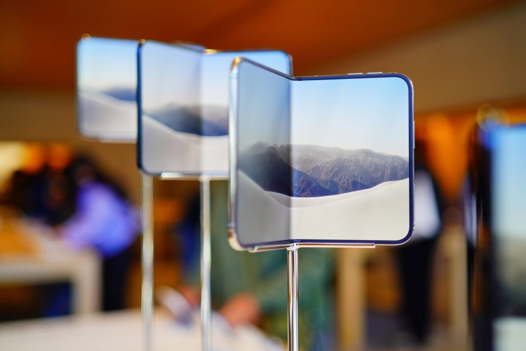 Utilizatori iPhone Duo reclamă fisuri pe ecranul primului telefon pliabil de la Apple