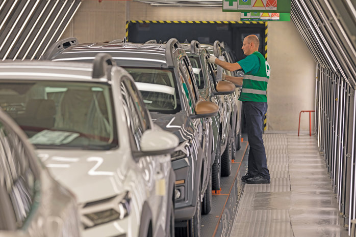 Uzina Dacia opreşte producţia două zile din octombrie şi începe un nou program de plecări voluntare