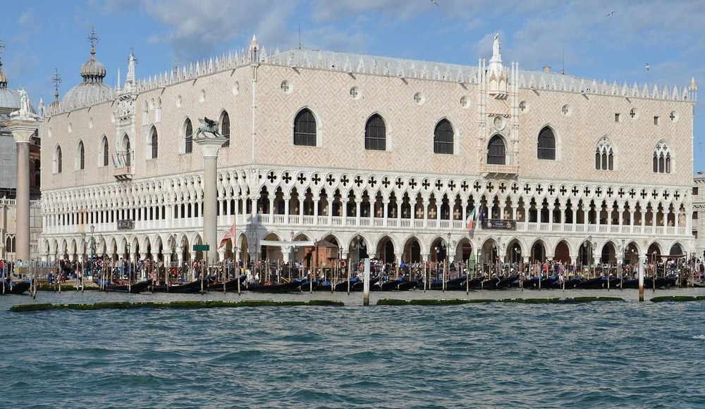 Vacanţă de coşmar în Veneţia pentru 3.500 de turişti. Ce au pățit după ce au plătit 25 de euro pe noapte pentru o cameră, pe Booking