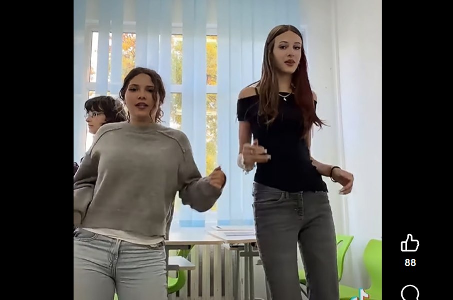 Val de reacții după ce două eleve au fost filmate dansând în sala de clasă: „Școala a ajuns un balamuc/Nu trebuie să le linșăm pentru asta!”. Ce a transmis diriginta