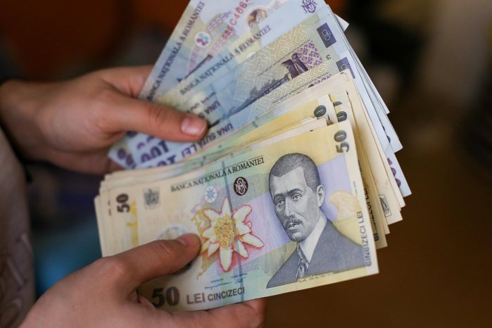 Veniturile medii lunare ale unei gospodării au ajuns în T2 2026 la 10.204 lei, în creştere cu 7,4%. Din totalul cheltuielilor, 57% se duc pe consumul individual şi 36,5% pe taxe şi impozite