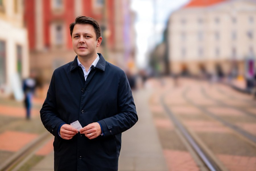 Viceprimarul Timișoarei, anchetat după ce a intrat cu mașina într-un tramvai. În trecut, a fost prins la volan cu permisul suspendat